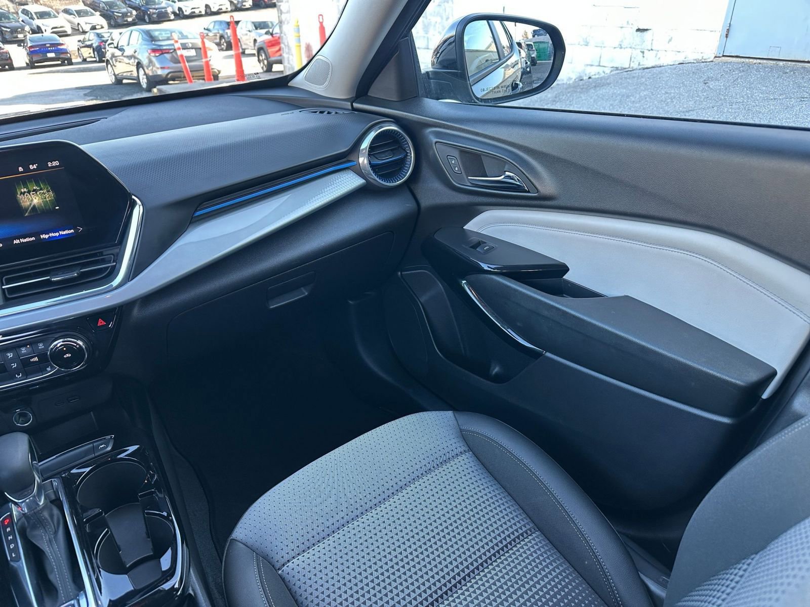 Used 2025 Chevrolet Trax LT w/ LT Convenience Package image 33