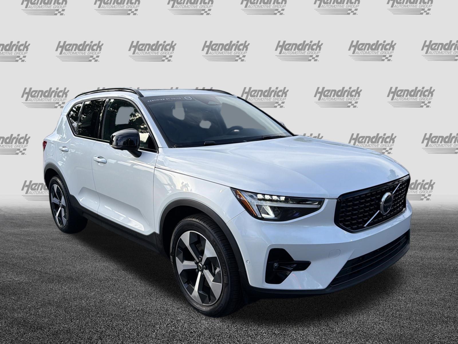 Certified 2025 Volvo XC40 B5 Plus AWD/4WD image 2