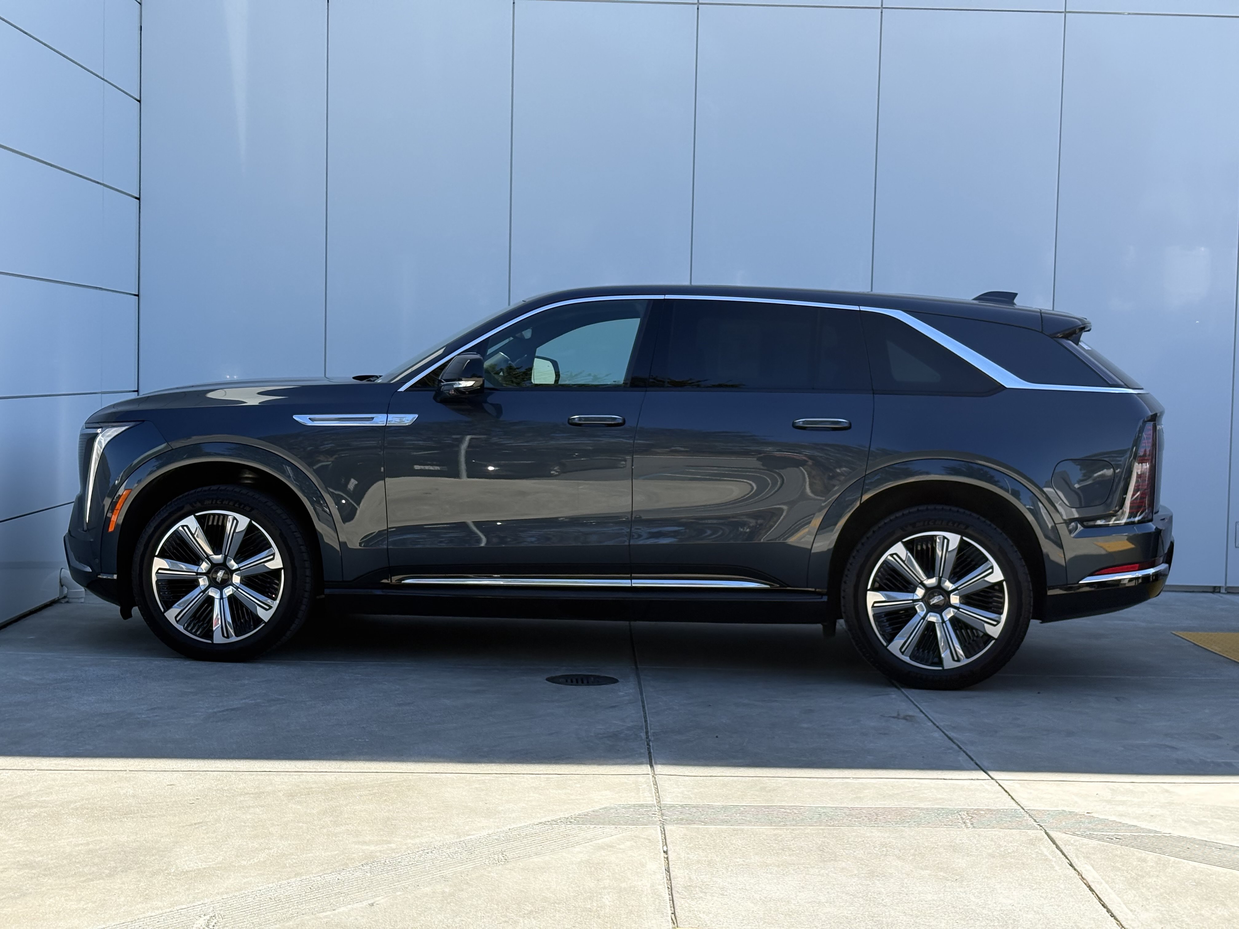 Certified 2025 Cadillac Escalade IQ Luxury 2 w/ LPO, Premium Carpet Package AWD/4WD image 4