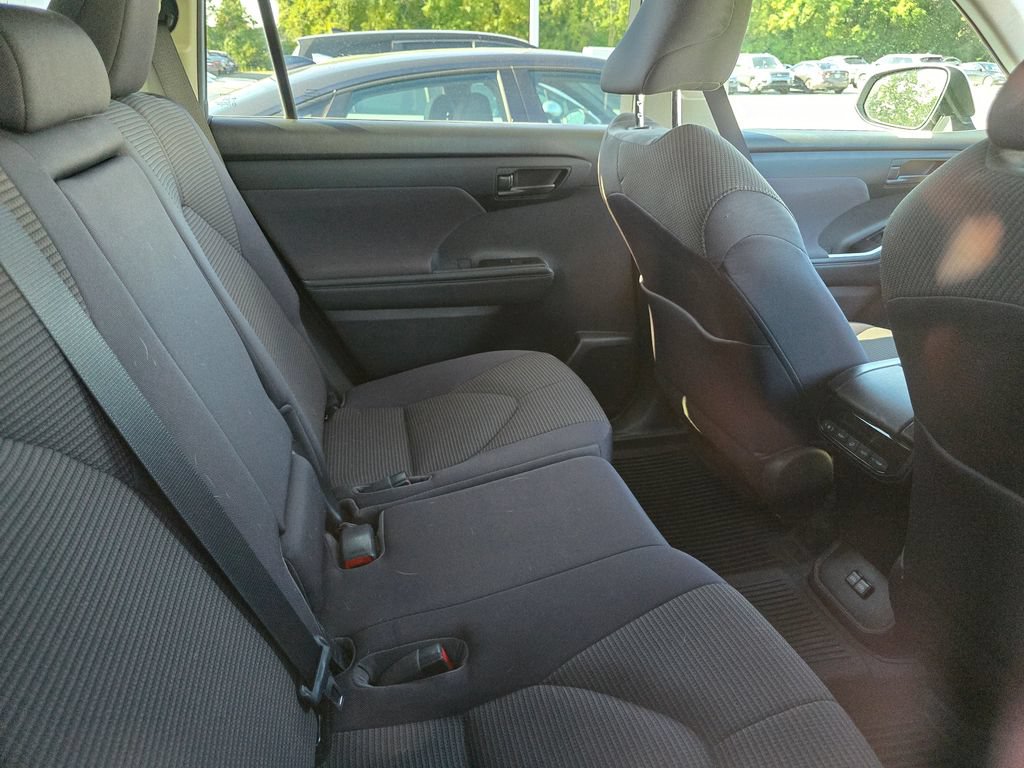 Used 2022 Toyota Highlander LE AWD/4WD image 11