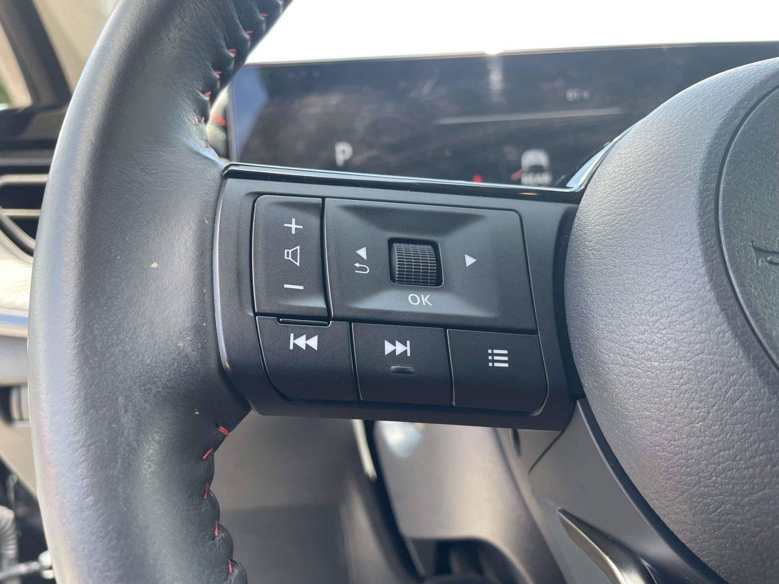 Used 2025 Nissan Kicks SR FWD image 9