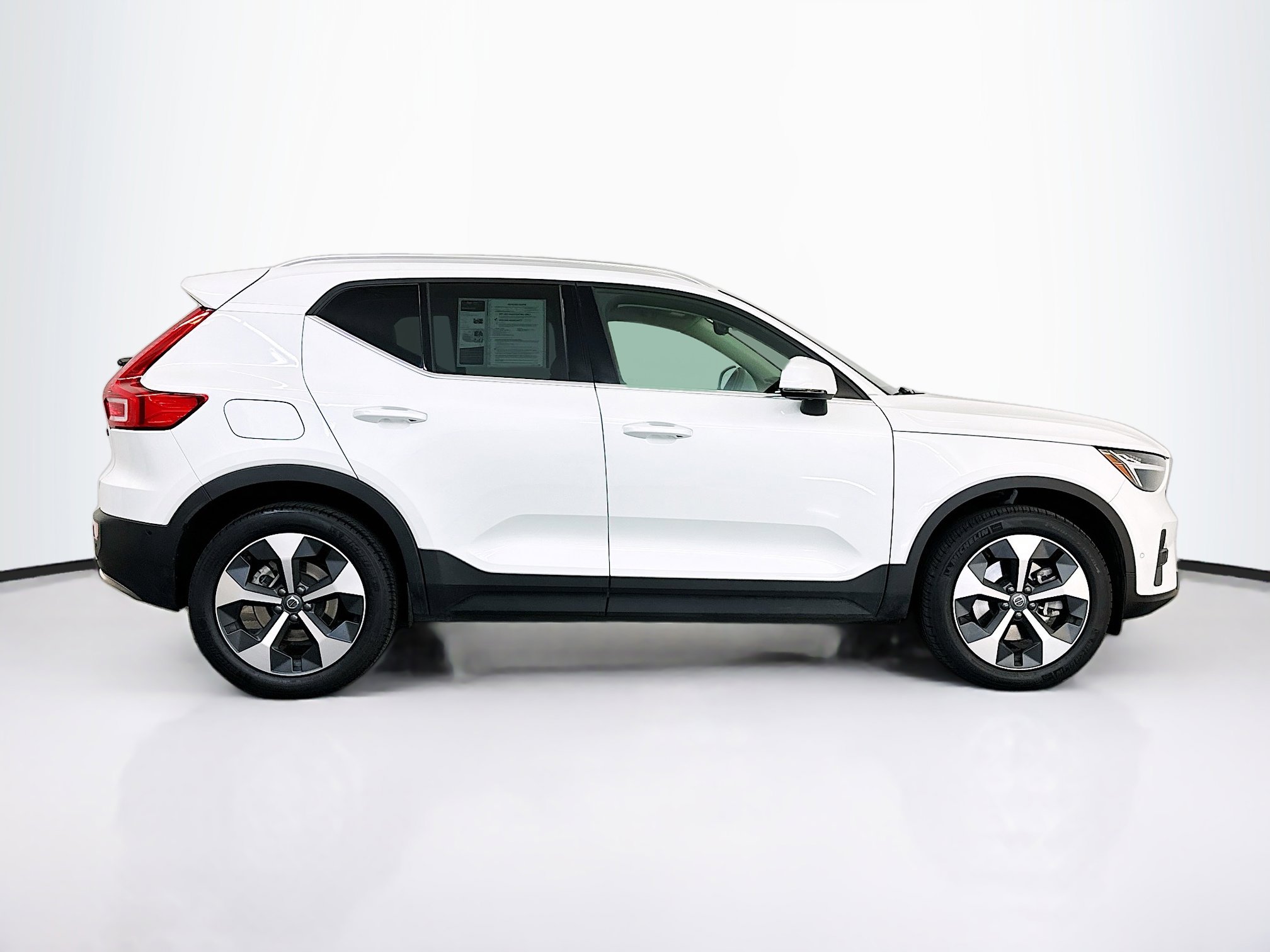 Used 2025 Volvo XC40 B5 Plus image 10