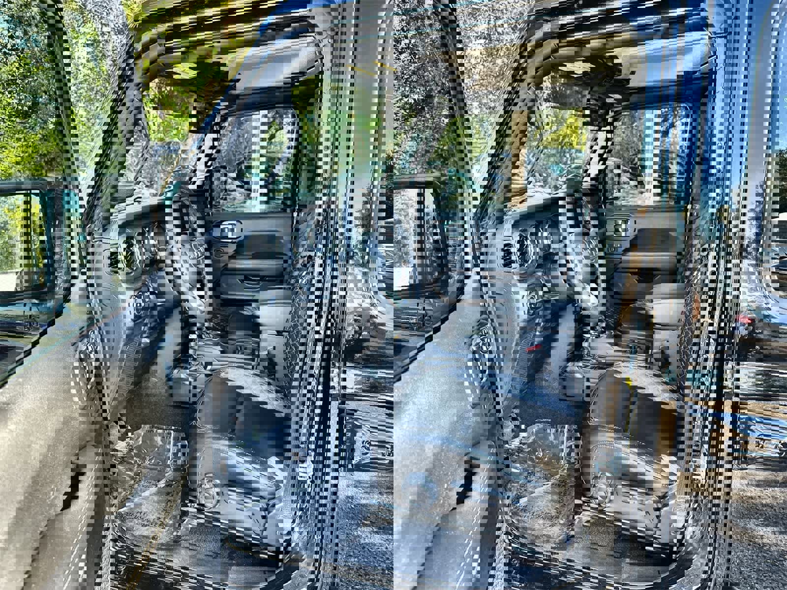 Used 2023 Jeep Gladiator Overland image 2