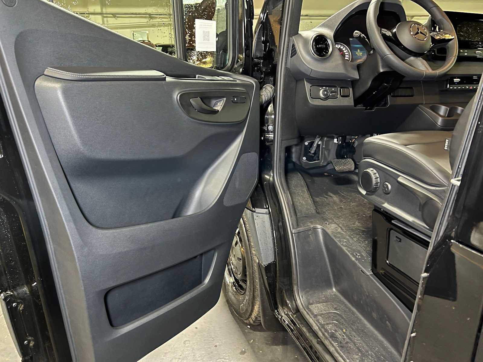 Used 2025 Mercedes-Benz Sprinter 2500 image 20
