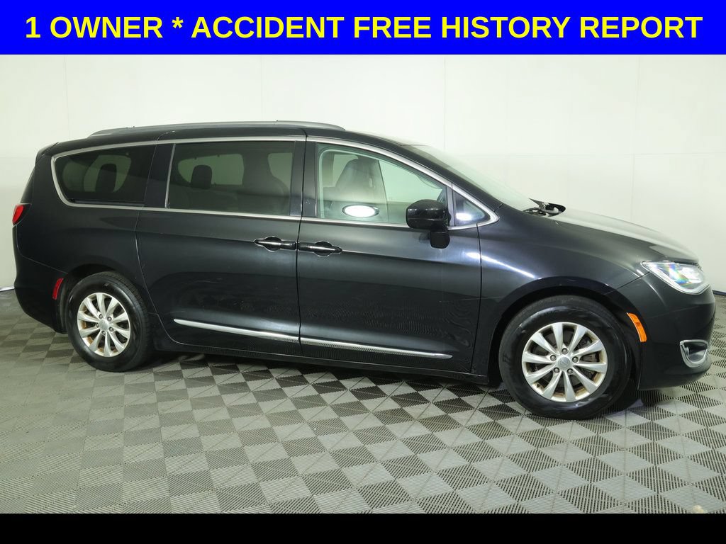 Used 2018 Chrysler Pacifica Touring-L w/ Premium Audio Group FWD image 2