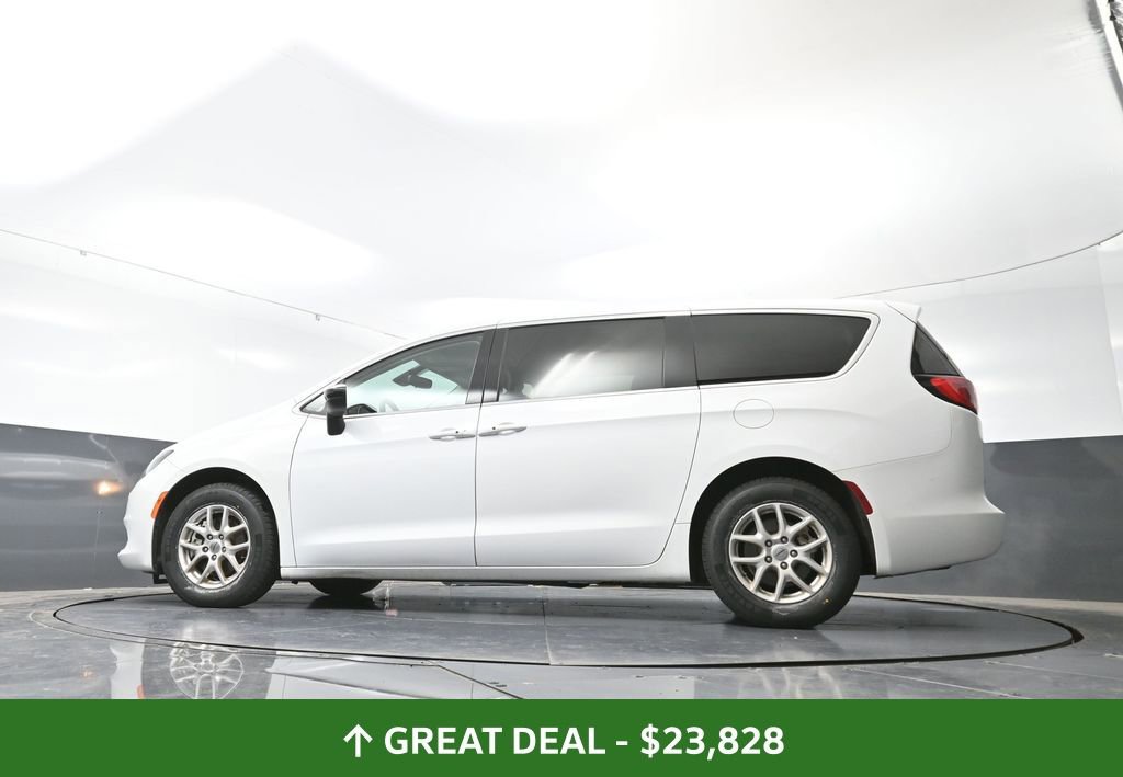 Used 2024 Chrysler Voyager LX image 30