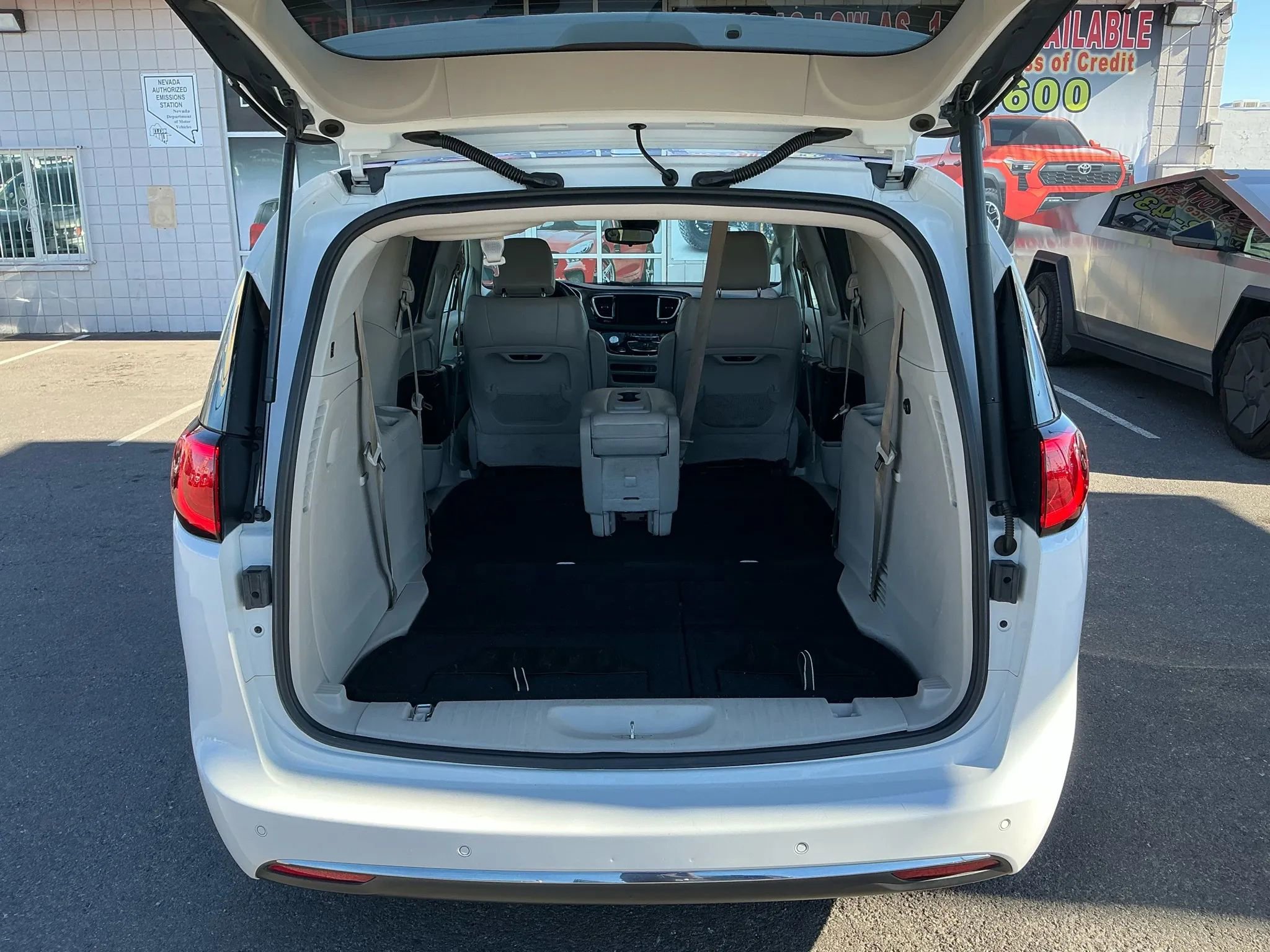 Used 2018 Chrysler Pacifica Touring-L w/ Advanced Safetytec Group image 8