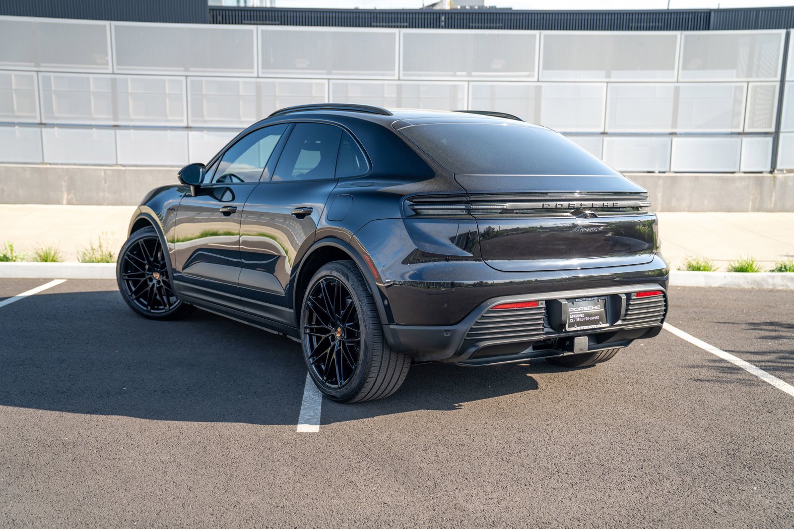 Certified 2025 Porsche Macan 4 Electric AWD/4WD image 3
