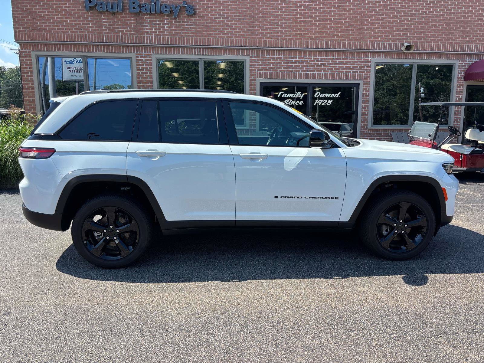 Used 2025 Jeep Grand Cherokee Altitude AWD/4WD image 31