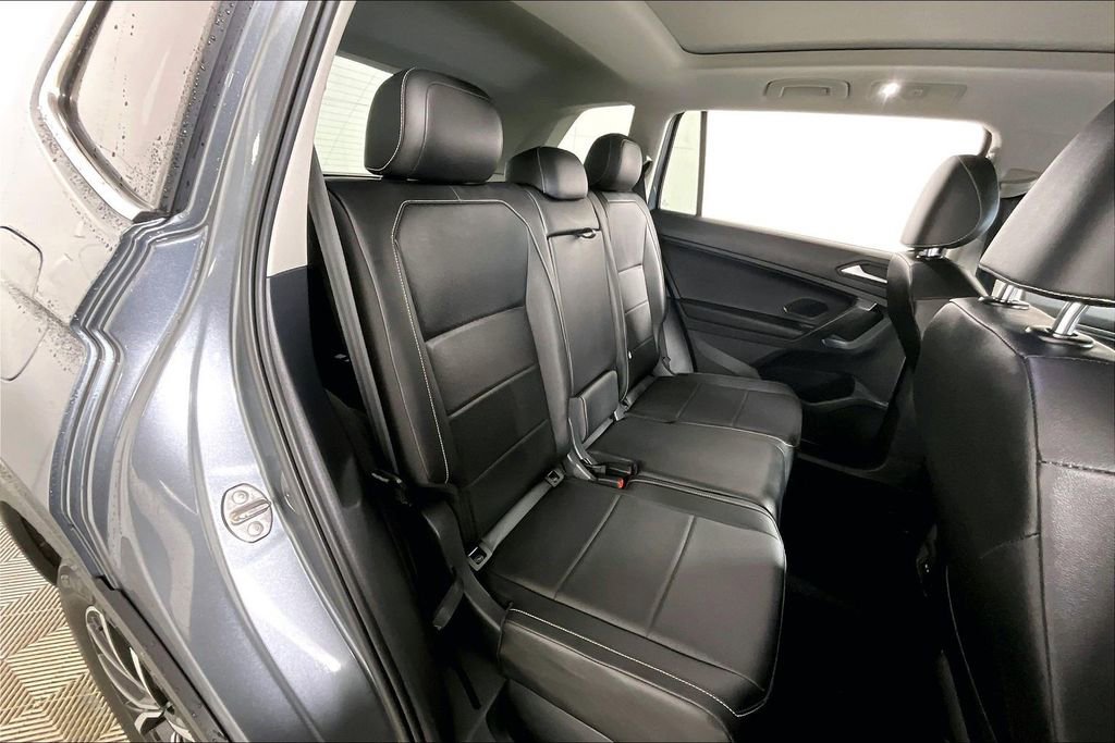 Used 2021 Volkswagen Tiguan SE w/ Panoramic Sunroof Package image 27