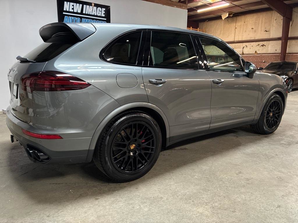 Used 2016 Porsche Cayenne Turbo image 4