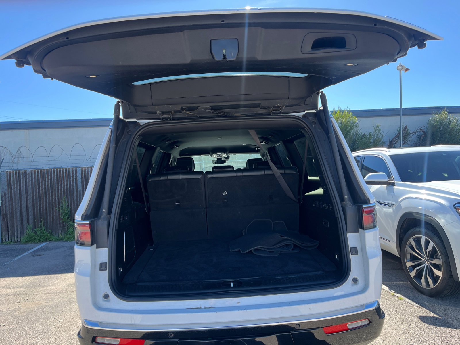 Certified 2024 Jeep Wagoneer L Series II image 33