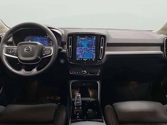 Used 2025 Volvo XC40 B5 Plus image 18