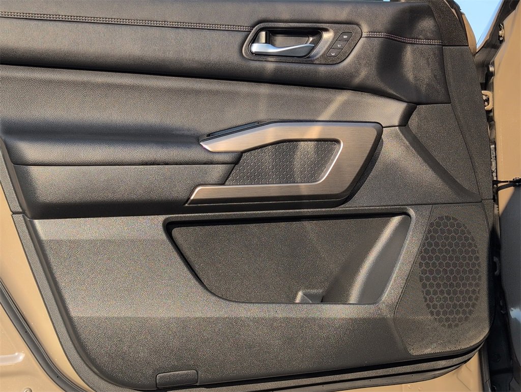 Used 2024 Nissan Pathfinder Platinum image 11