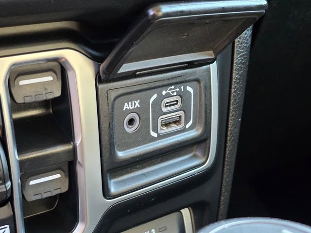 Used 2025 Jeep Wrangler Unlimited Rubicon w/ Convenience Group AWD/4WD image 33