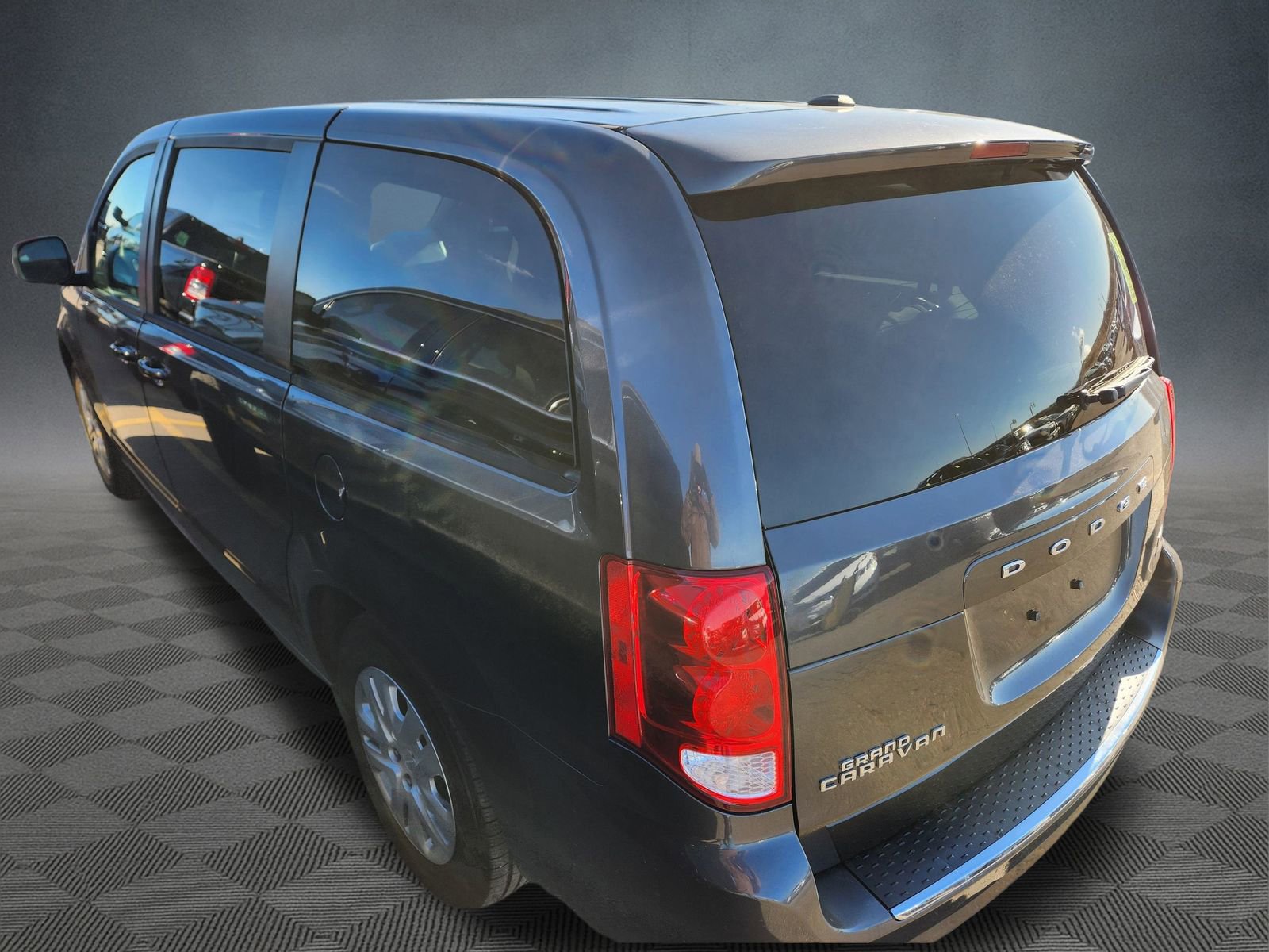 Used 2018 Dodge Grand Caravan SE image 5