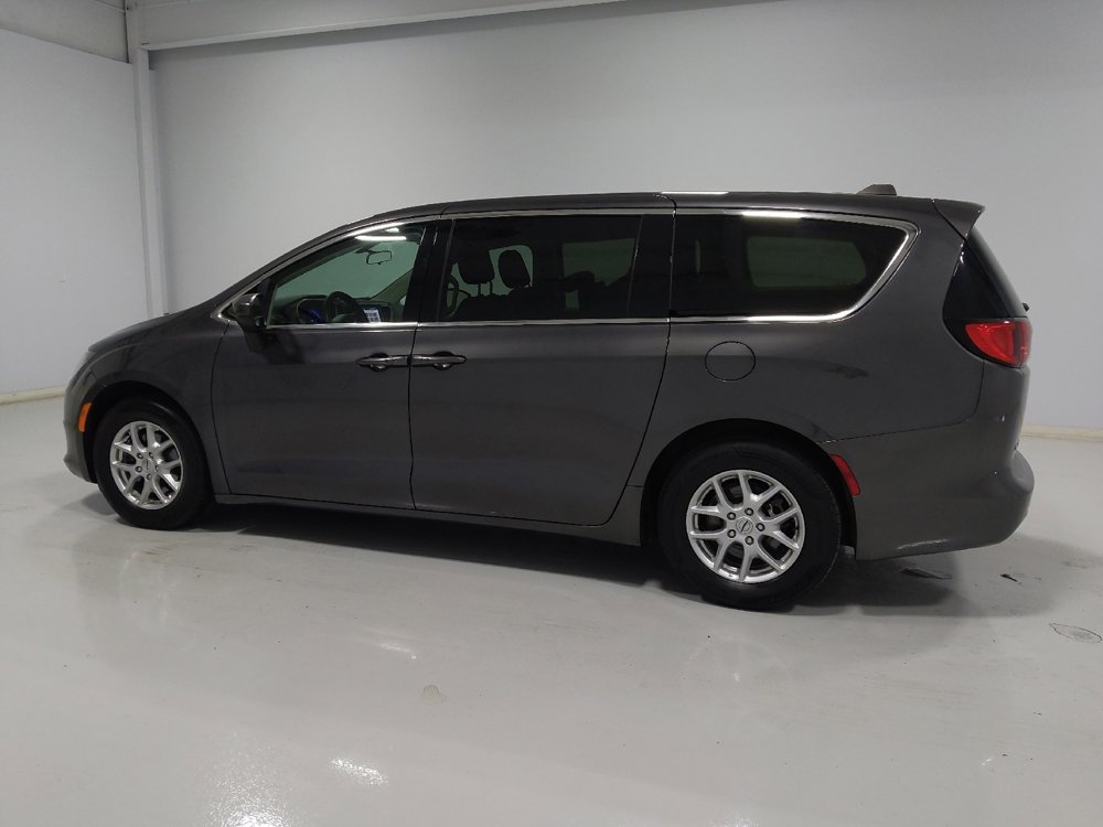Used 2022 Chrysler Voyager LX image 3