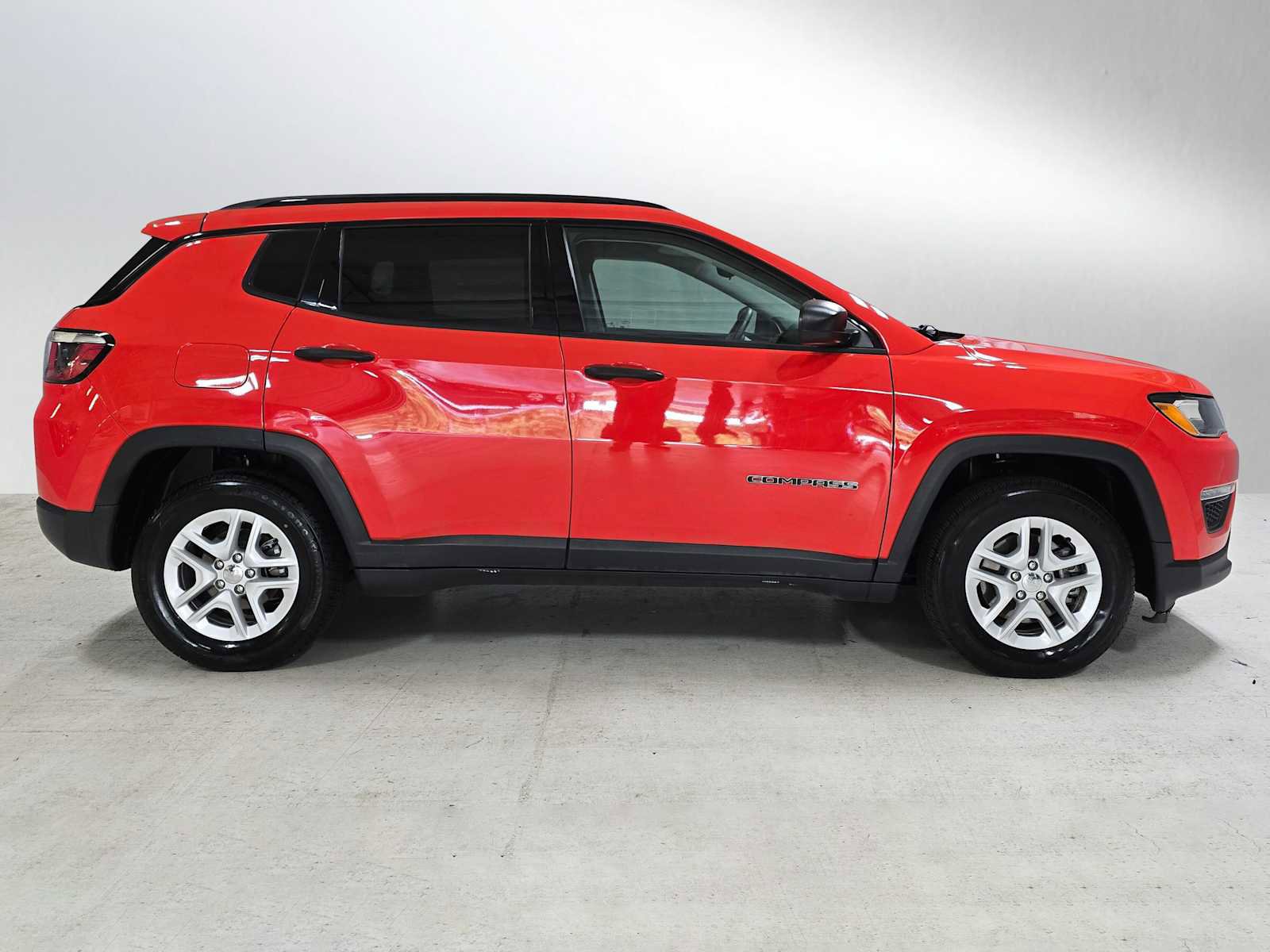 Used 2018 Jeep Compass Sport w/ Tech Group FWD image 2