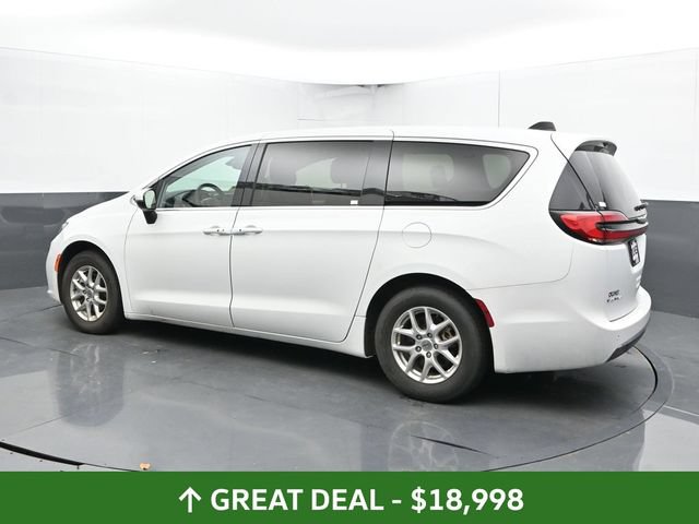 Used 2023 Chrysler Pacifica Touring-L FWD image 10