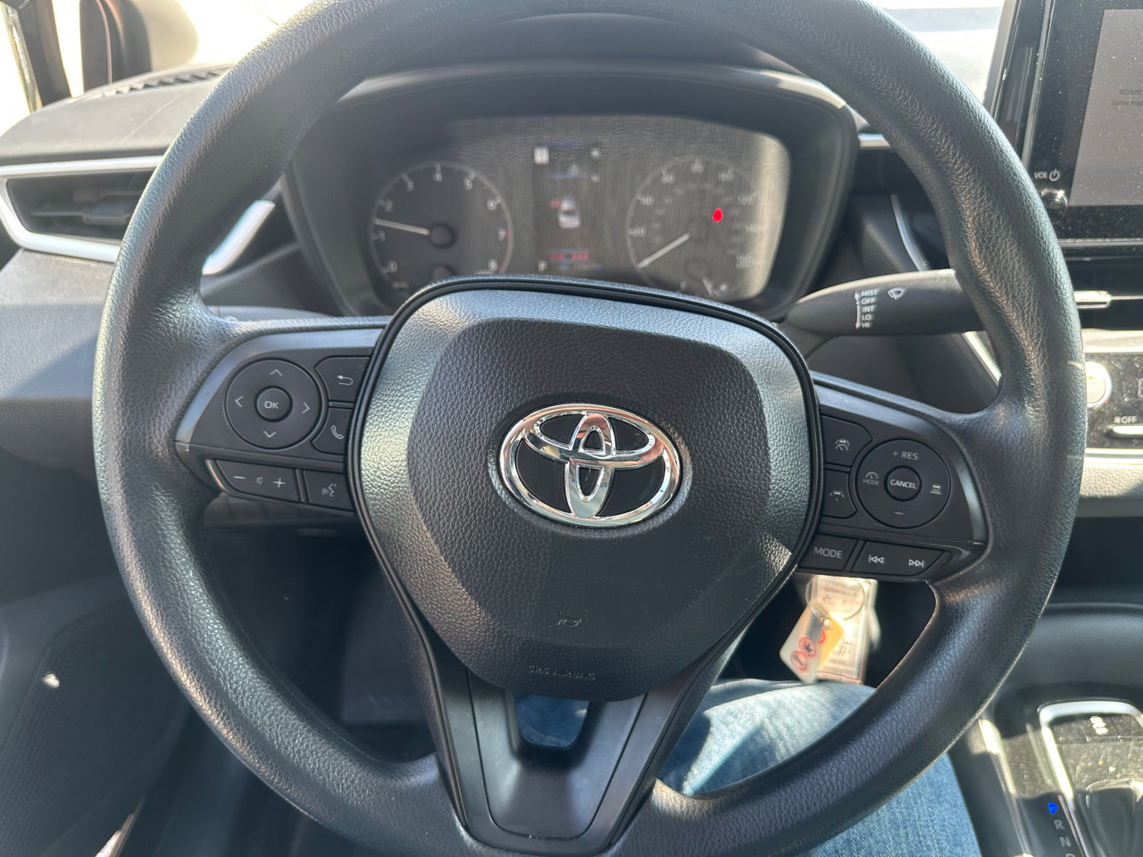 Used 2025 Toyota Corolla LE image 8