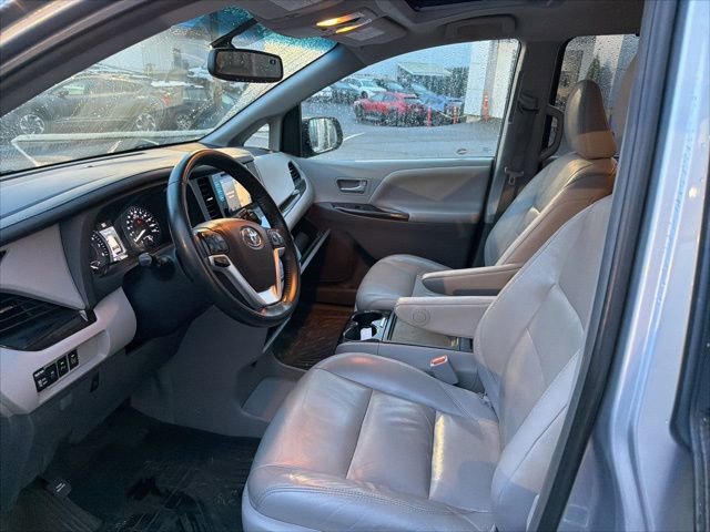 Used 2015 Toyota Sienna XLE w/ XLE Navigation Package image 4