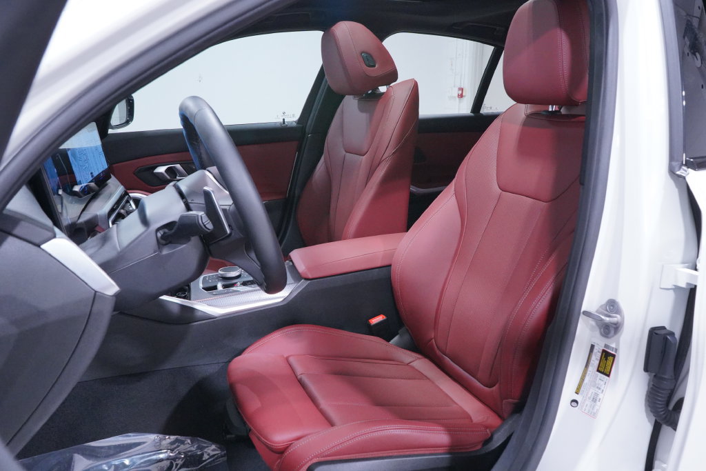 Used 2024 BMW 330i Sedan w/ M Sport Package RWD image 7