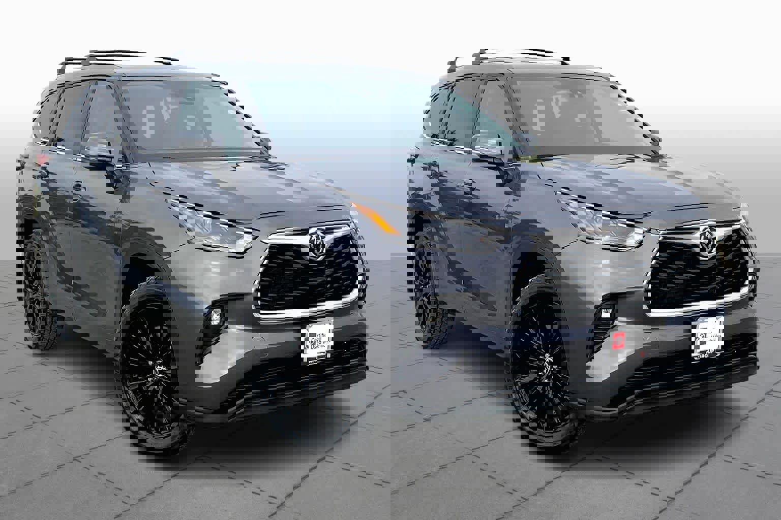 Used 2023 Toyota Highlander LE image 2