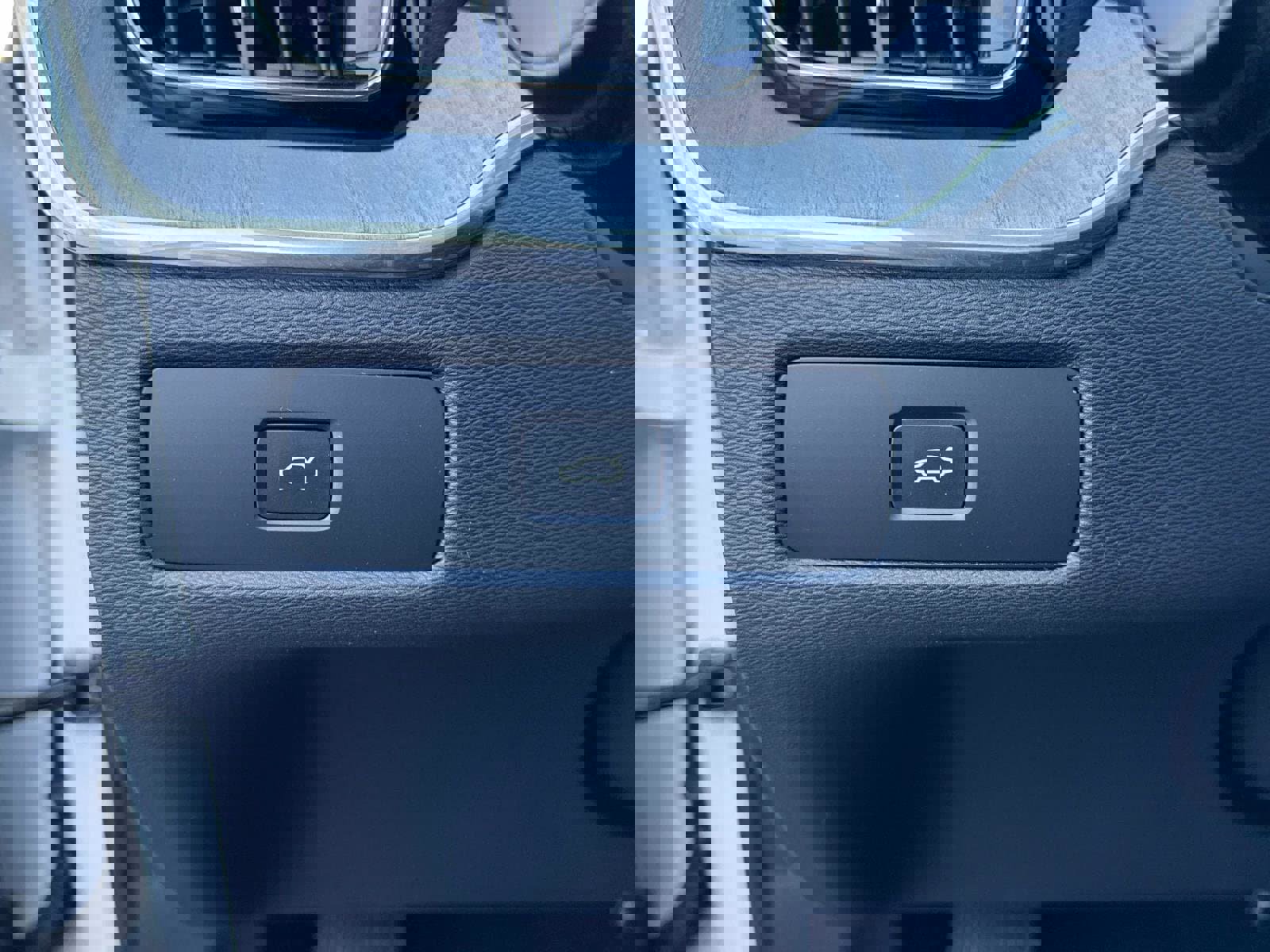 Certified 2025 Volvo XC60 B5 Plus image 30