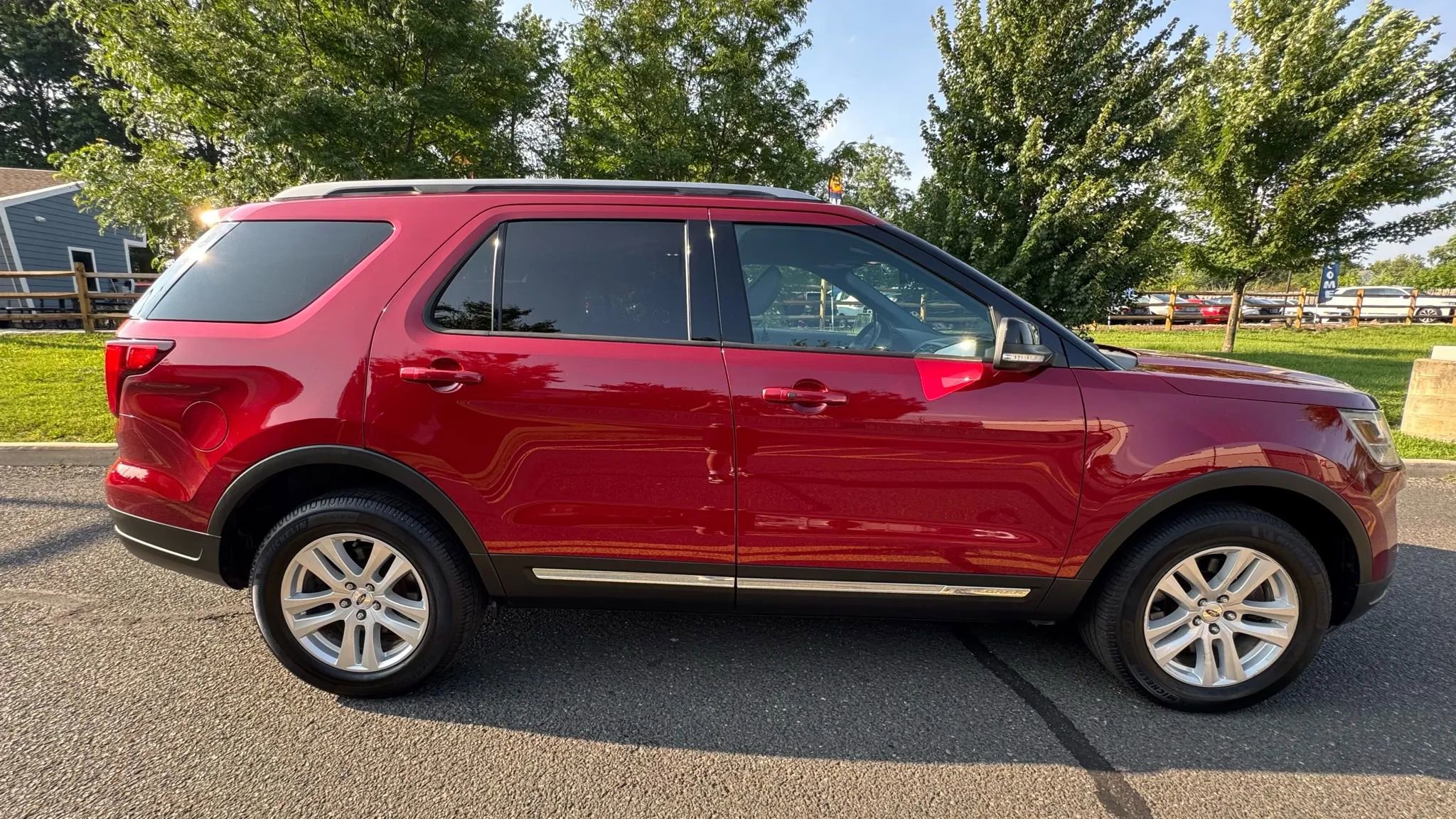 Used 2018 Ford Explorer XLT w/ Equipment Group 202A image 7