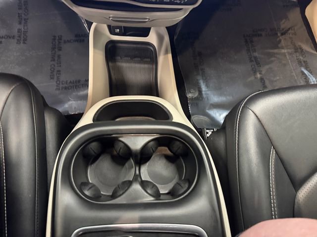Used 2024 Chrysler Pacifica Touring-L image 14