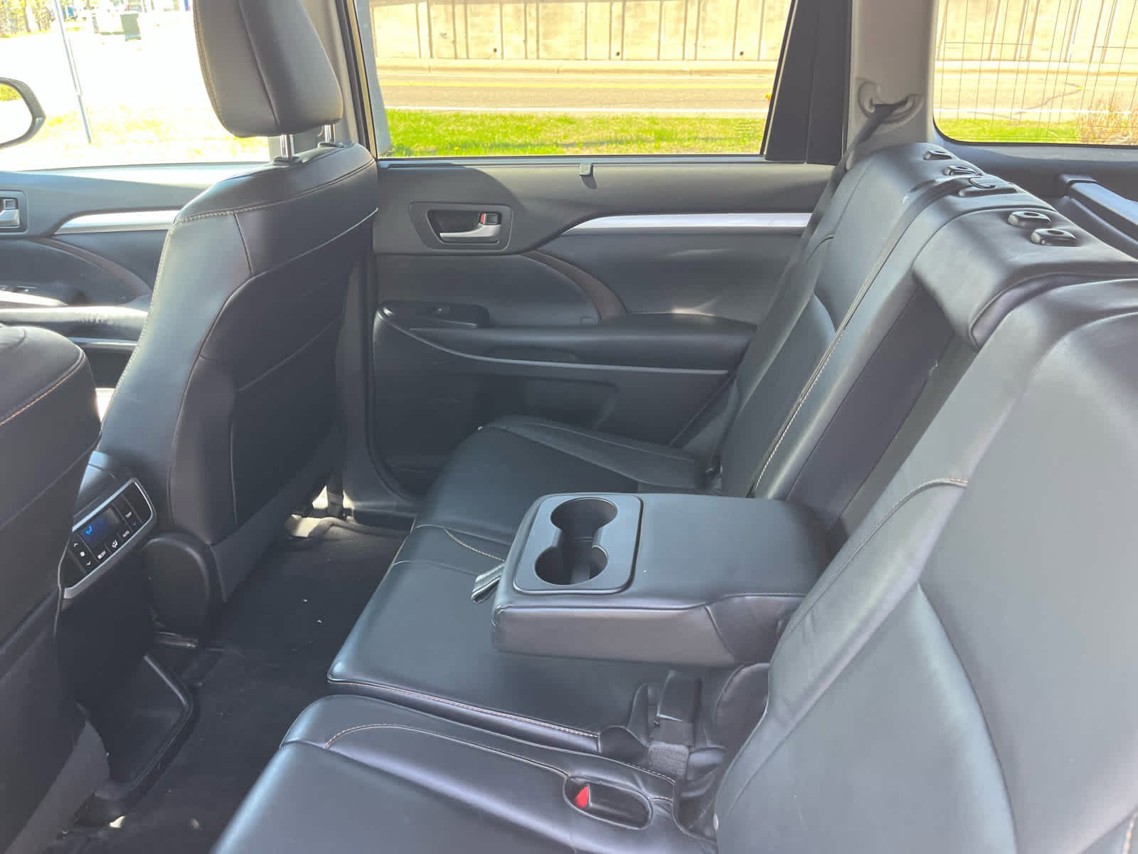Used 2016 Toyota Highlander XLE AWD/4WD image 8