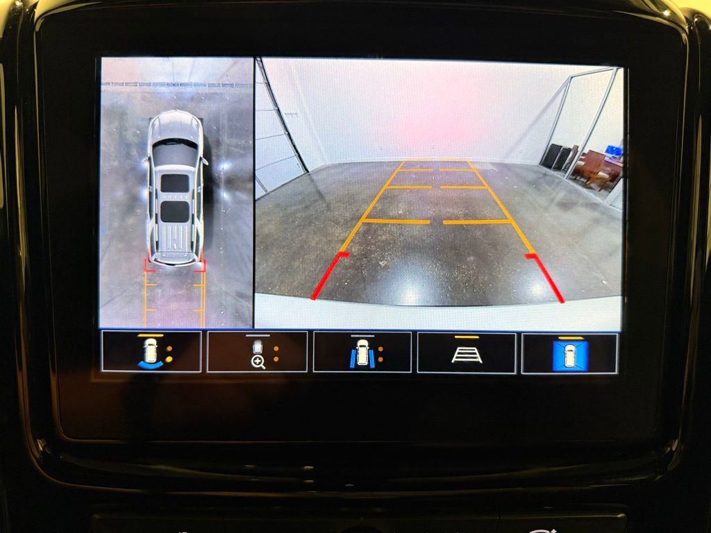 Used 2023 Chevrolet Traverse LT image 21