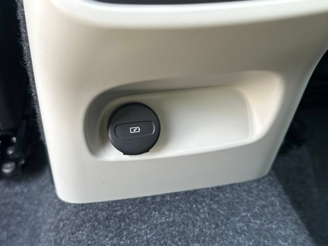 Certified 2025 Volvo XC40 B5 Plus AWD/4WD image 14