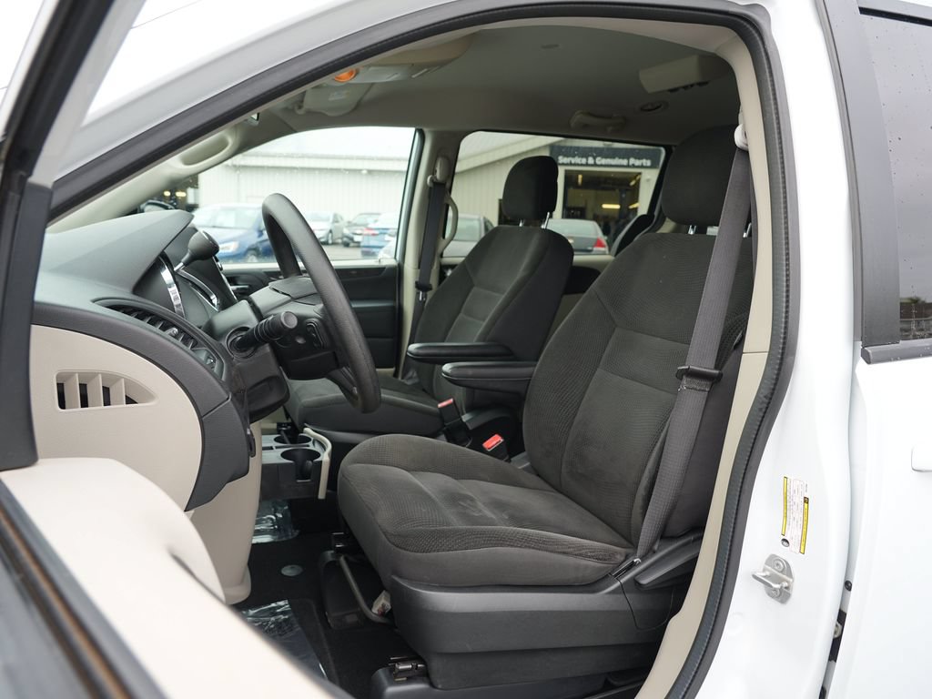 Used 2018 Dodge Grand Caravan SE w/ UConnect Hands-Free Group FWD image 12