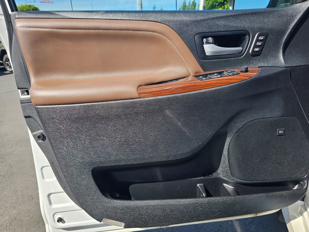 Used 2018 Toyota Sienna Limited AWD/4WD image 22