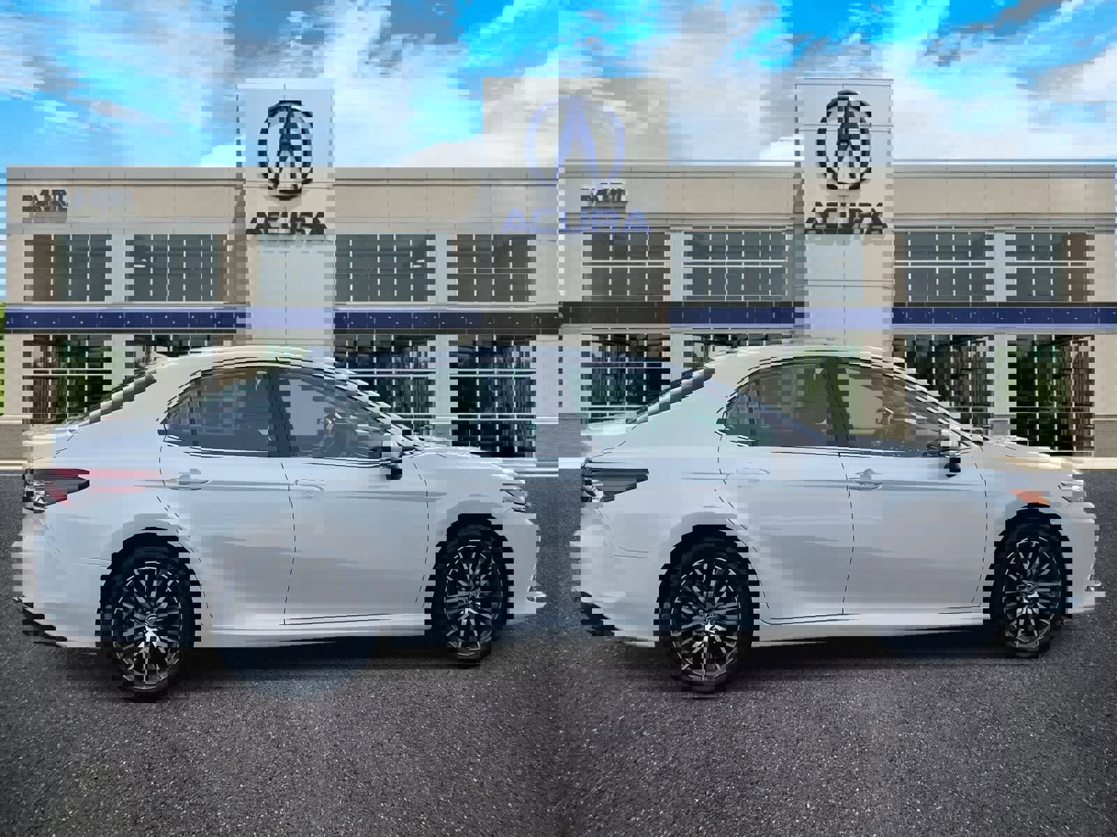 Used 2022 Toyota Camry XLE w/ Navigation Upgrade Package image 7