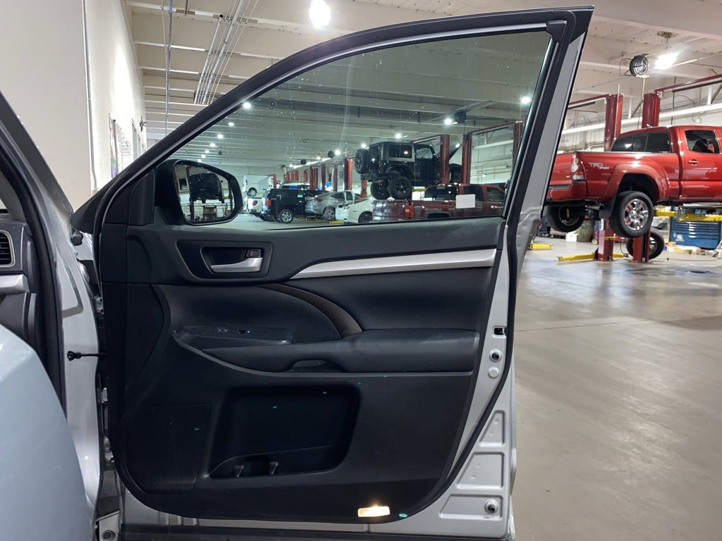 Used 2017 Toyota Highlander XLE image 12