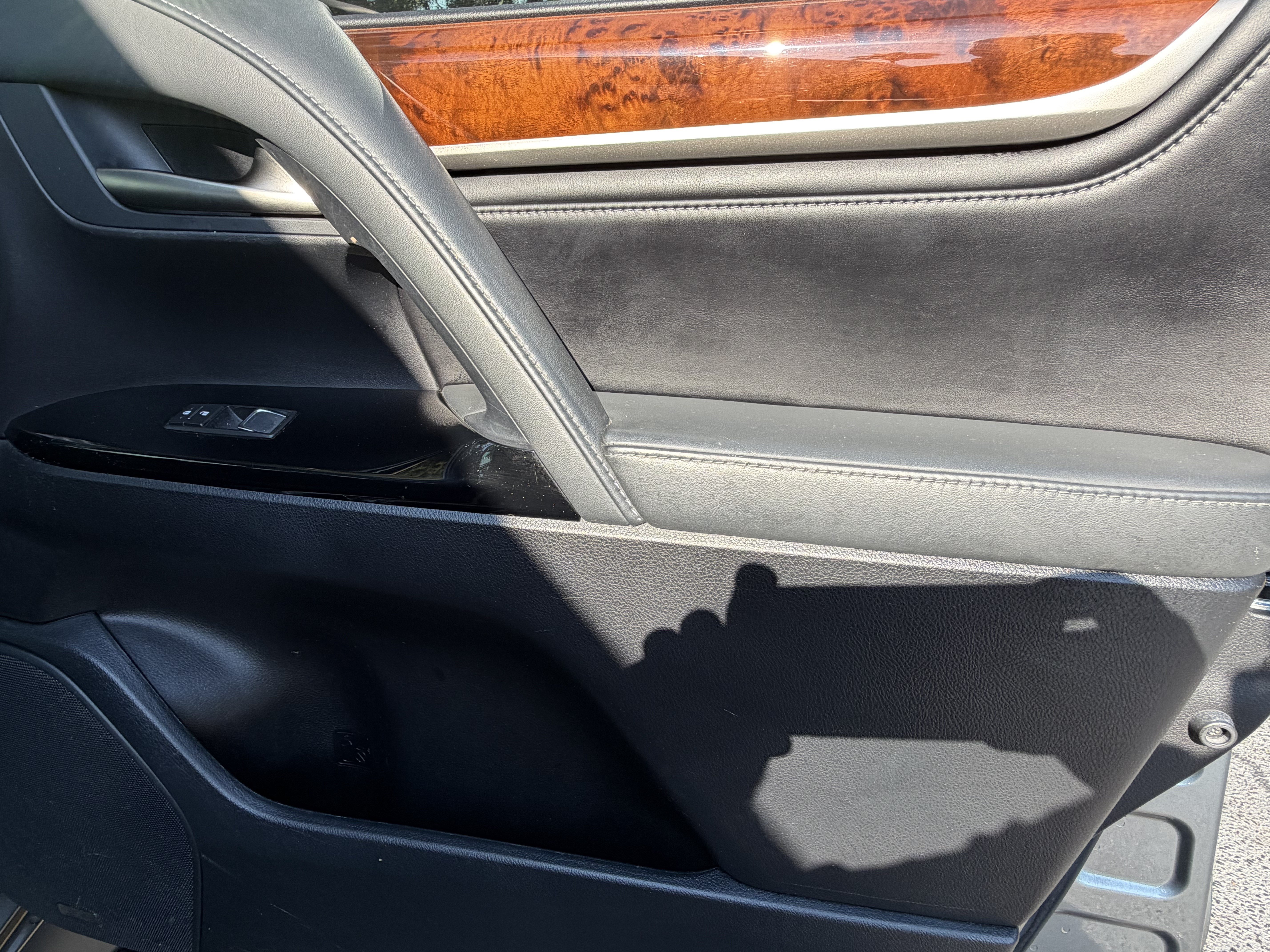 Used 2020 Lexus LX 570 4WD w/ Luxury Package image 43