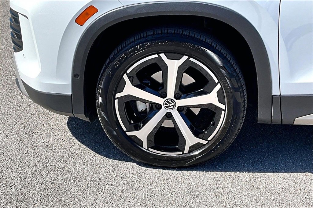 Certified 2025 Volkswagen Tiguan SE image 13