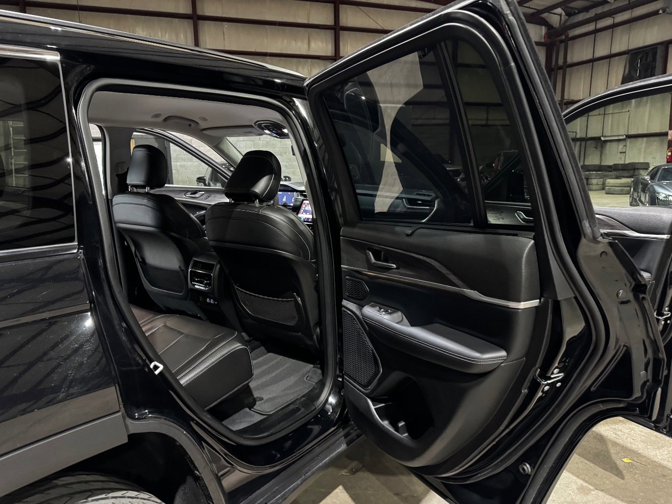 Used 2023 Jeep Grand Cherokee Limited w/ Luxury Tech Group II image 21