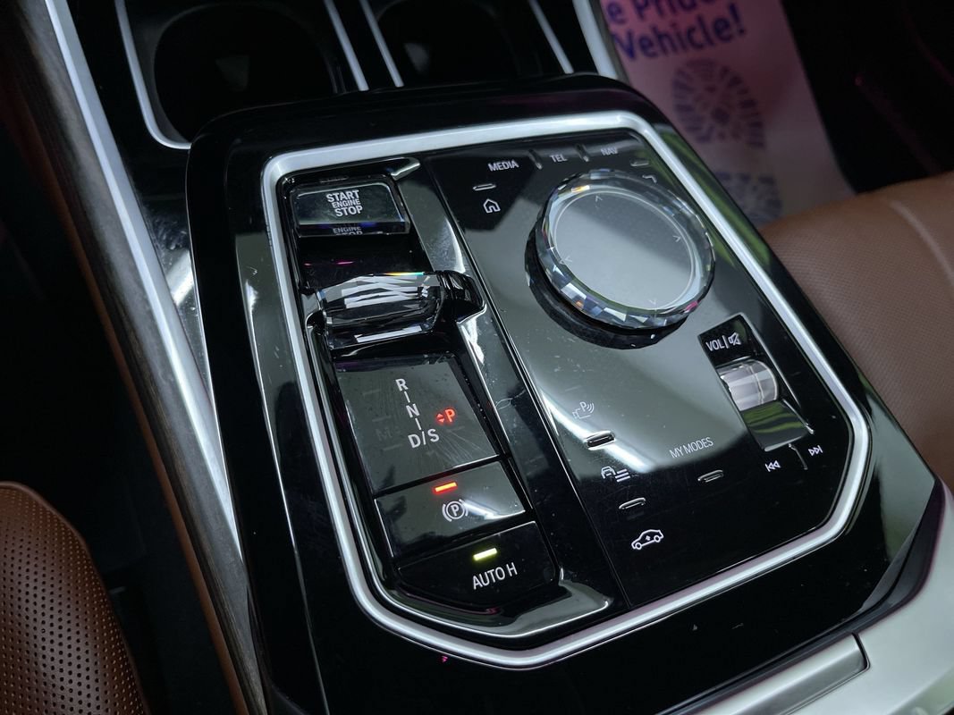Used 2023 BMW 760i xDrive AWD/4WD image 25
