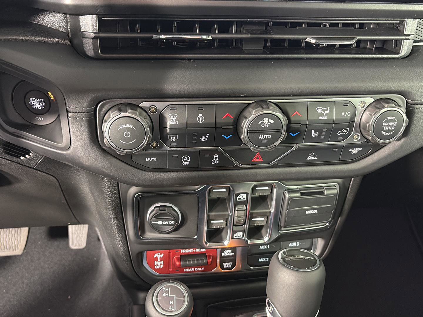 New 2026 Jeep Gladiator Rubicon w/ Steel Power Dome Hood Package AWD/4WD image 12
