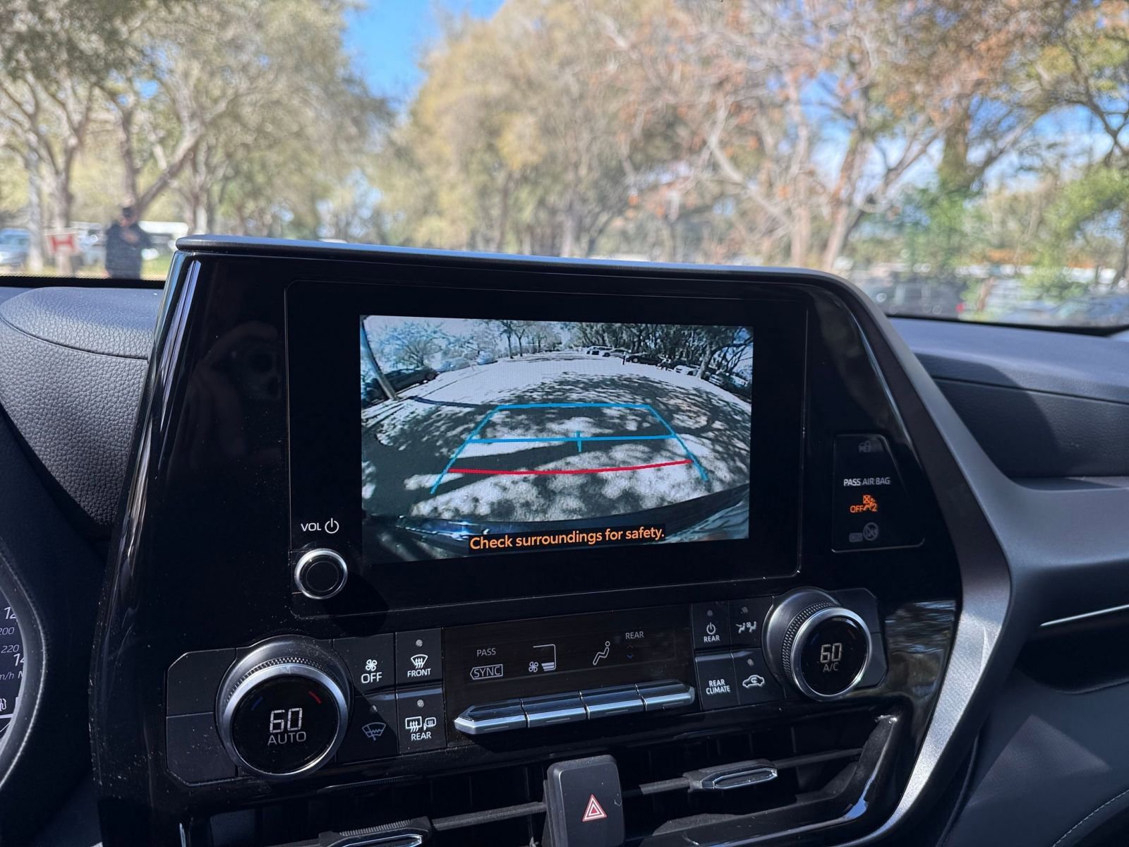 Used 2025 Toyota Highlander LE image 17