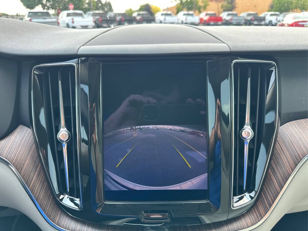 Used 2022 Volvo XC60 B5 Momentum w/ Climate Package FWD image 18