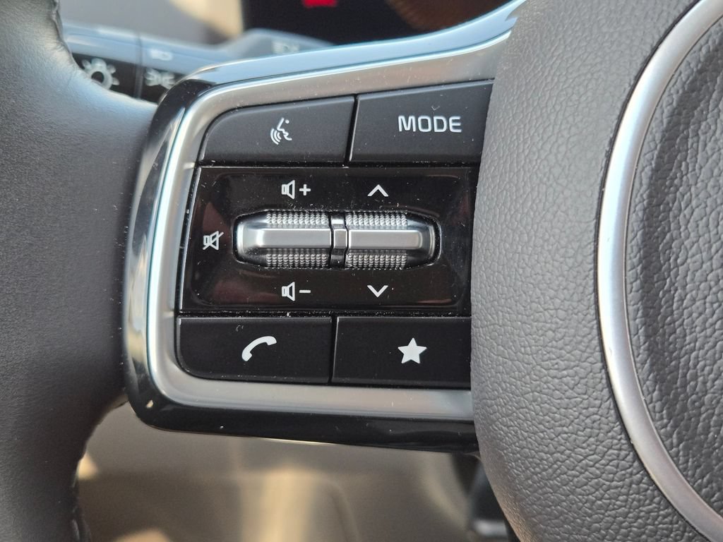 Certified 2025 Kia Carnival FWD image 23
