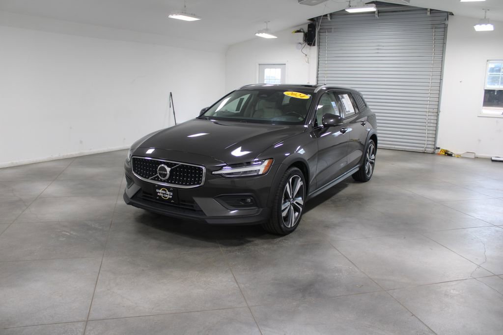 Used 2024 Volvo V60 B5 Cross Country Plus image 4