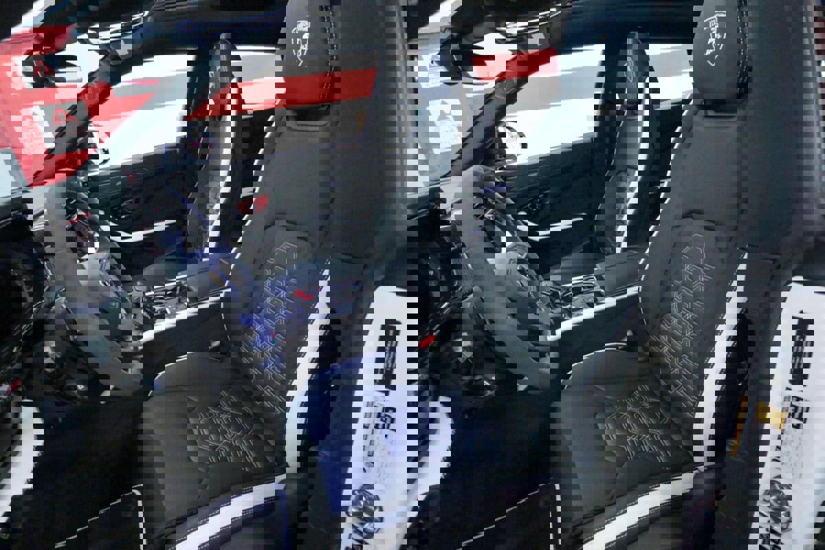 Used 2025 Lamborghini Urus SE image 14