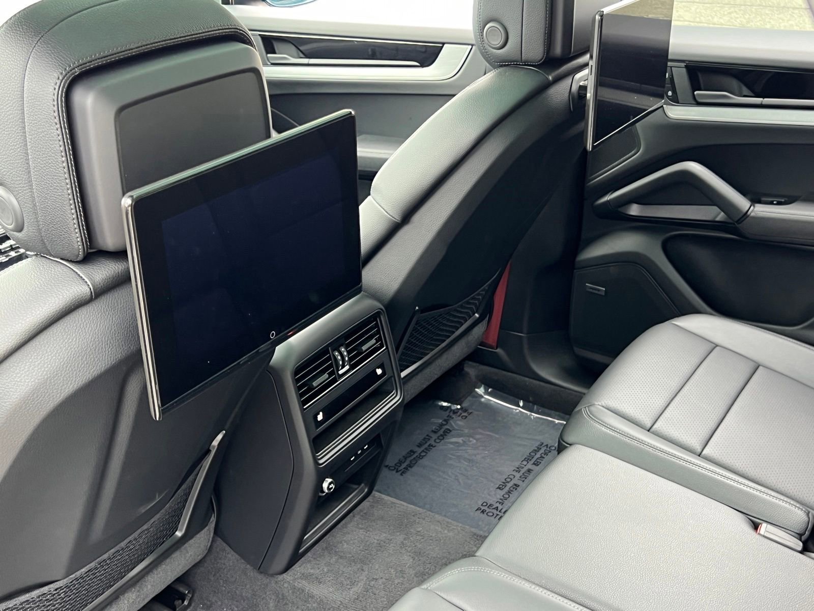 Certified 2024 Porsche Cayenne w/ Premium Package AWD/4WD image 18