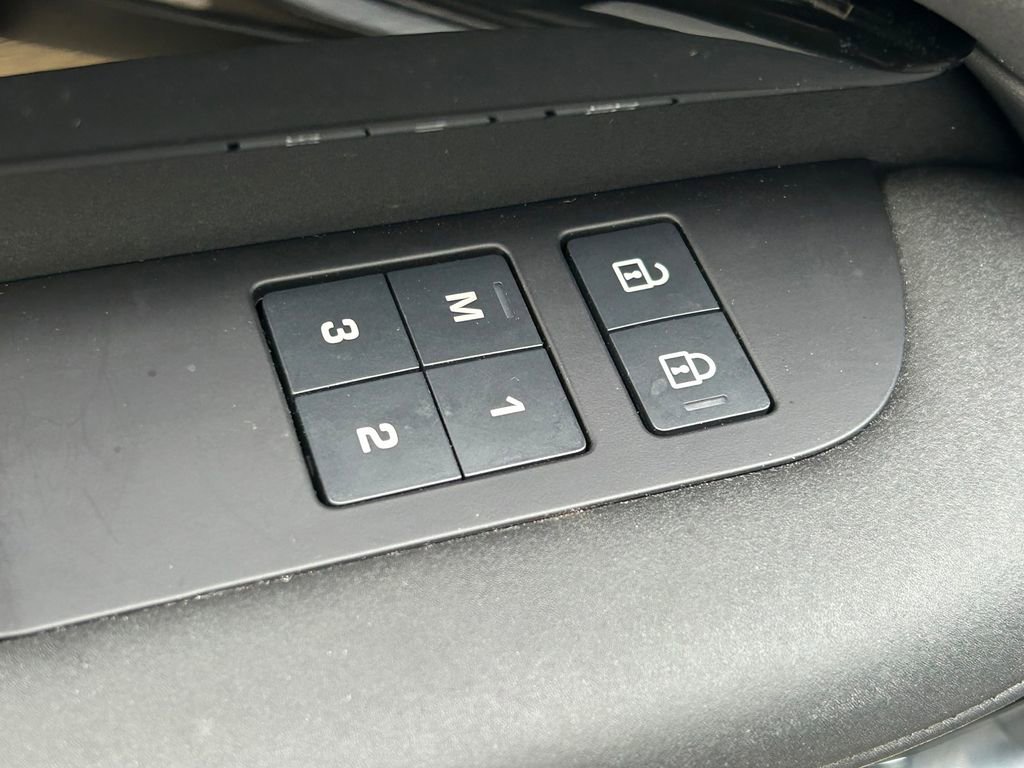 Used 2024 Land Rover Discovery S AWD/4WD image 27