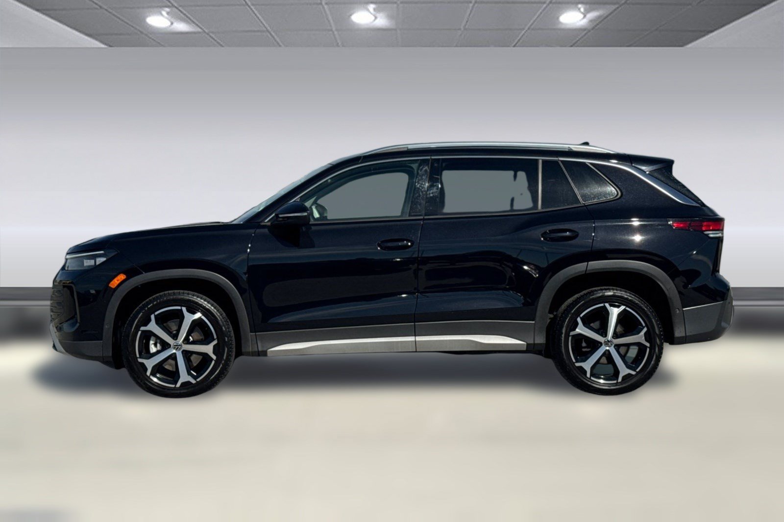 Used 2026 Volkswagen Tiguan SE AWD/4WD image 2